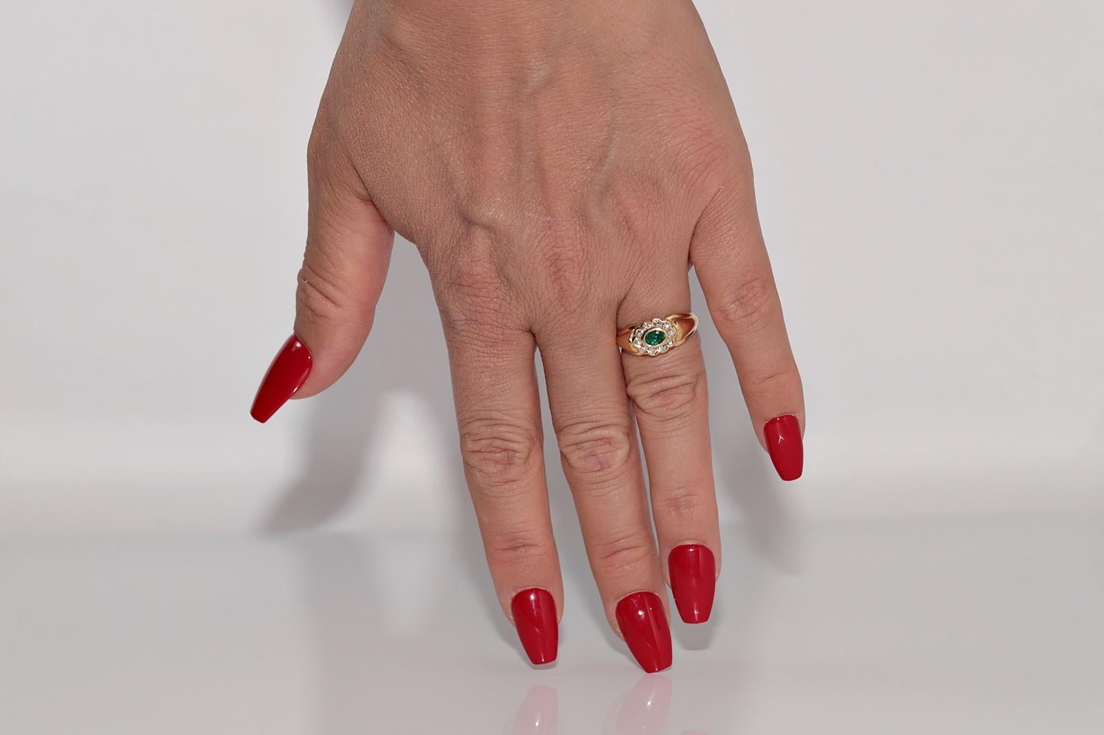 In sehr gutem Zustand.
Das Gesamtgewicht beträgt 3.9 Gramm.
Insgesamt ist Diamant 0,20 ct.
Der Diamant hat die Farbe G-H und die Reinheit Vs.
Insgesamt ist Smaragd 0,20 ct.
Ringgröße ist US 6
Wir können jede Größe herstellen.
Die Schachtel ist nicht