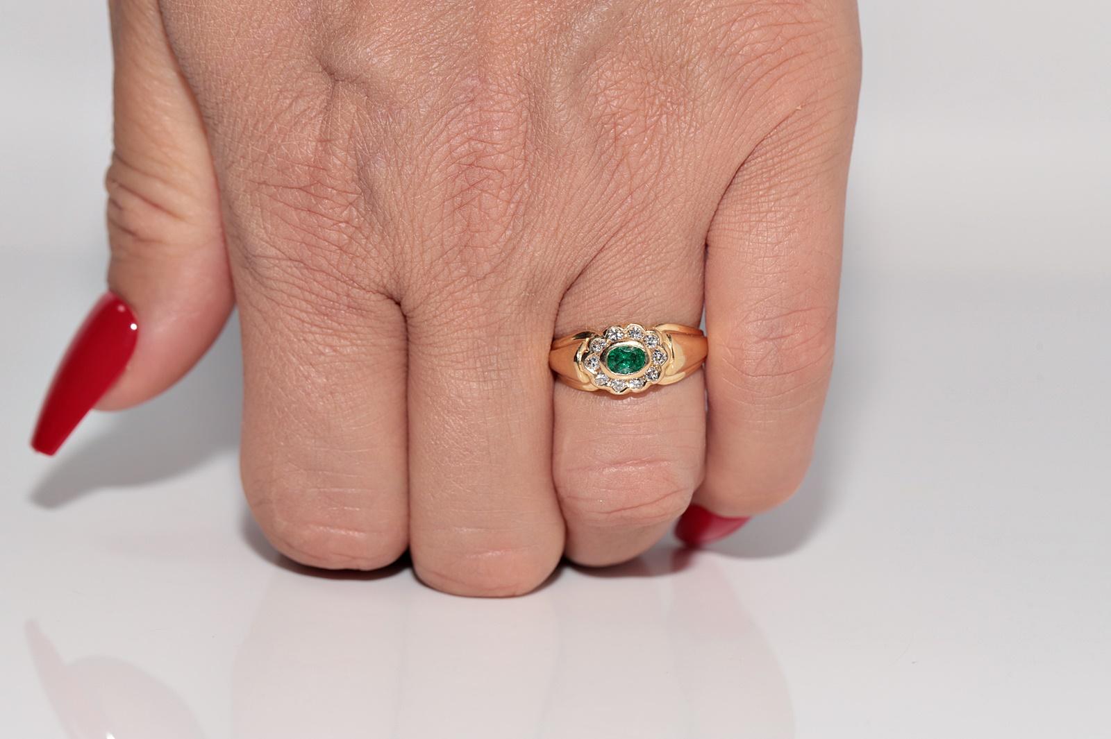 Artisan Vintage Circa 1980s 18k Gold Natural Diamond And Oval Cut Emerald Ring For Sale