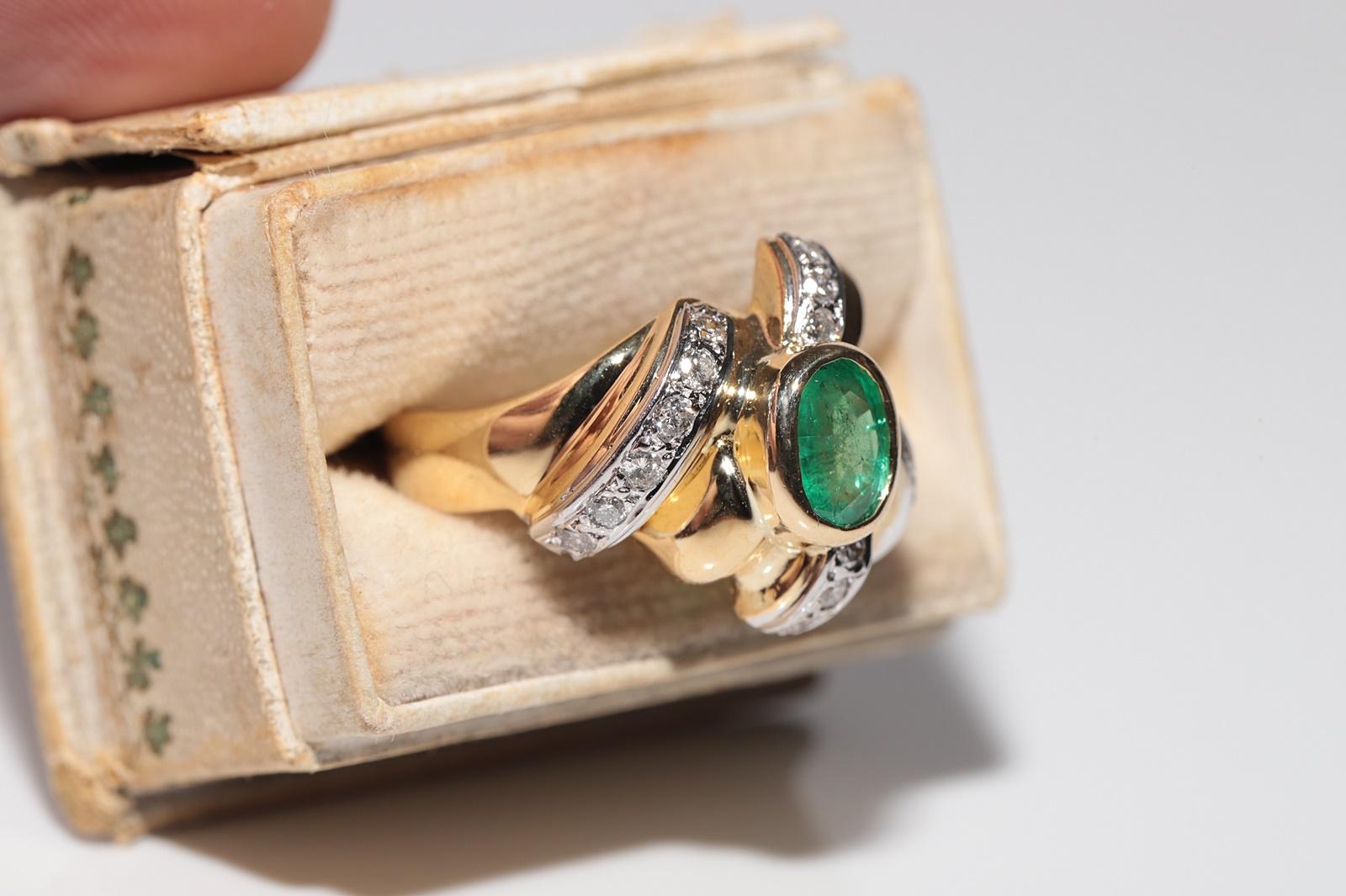 Retro Vintage Circa 1980s 18k Gold Natural Diamond And Oval Cut Emerald Ring For Sale