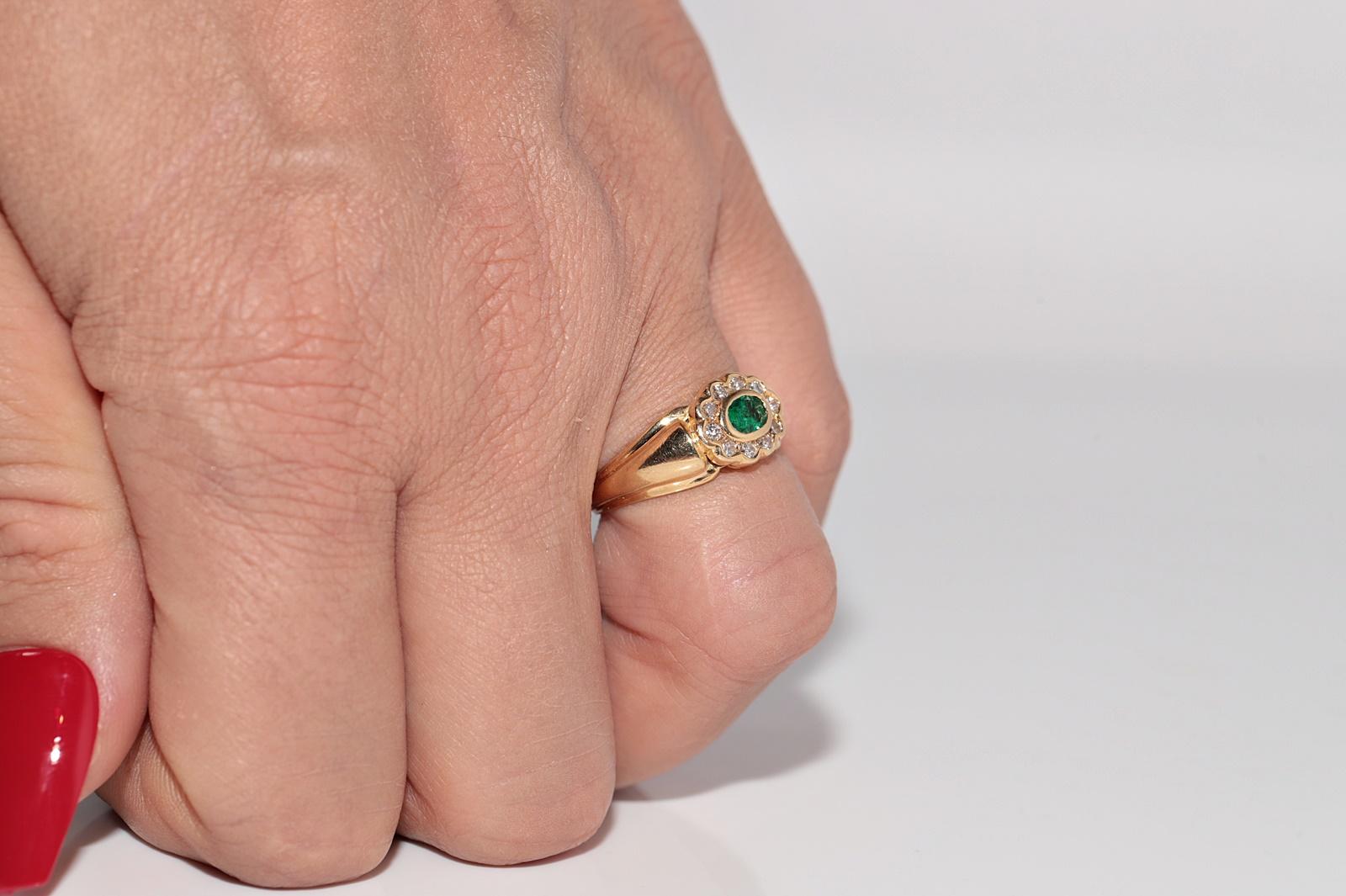 Vintage Circa 1980s 18k Gold Natural Diamond And Oval Cut Emerald Ring In Good Condition For Sale In Fatih/İstanbul, 34