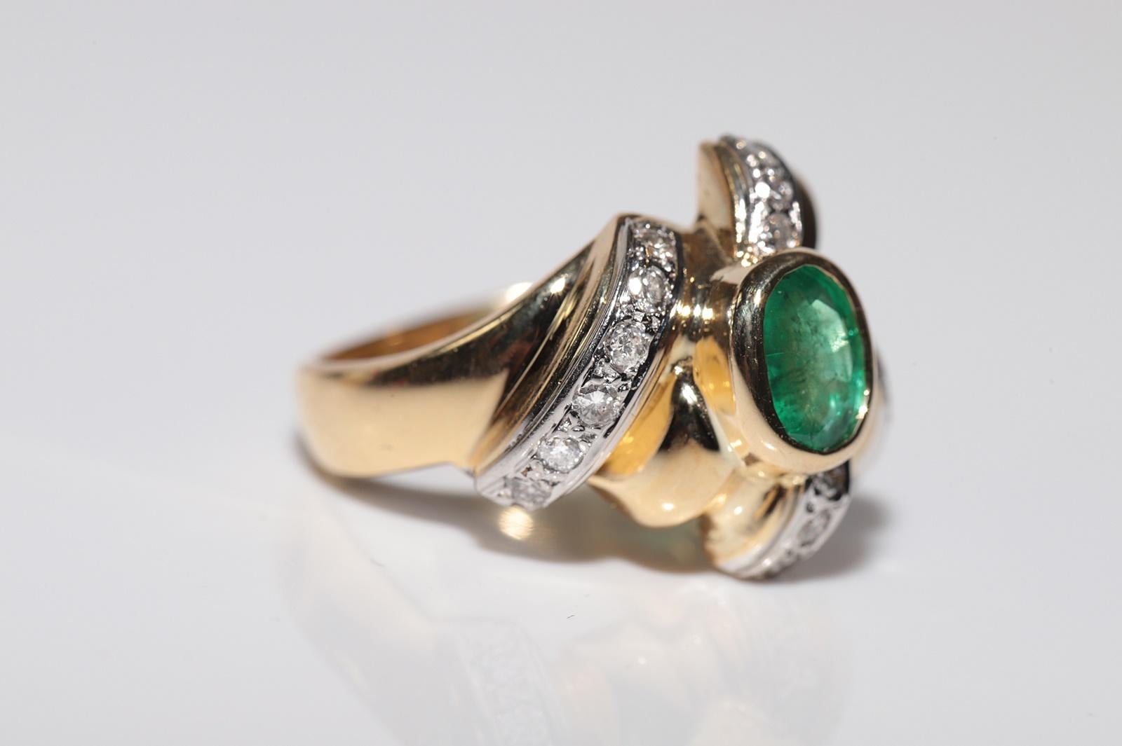 Vintage Circa 1980s 18k Gold Natural Diamond And Oval Cut Emerald Ring In Good Condition For Sale In Fatih/İstanbul, 34