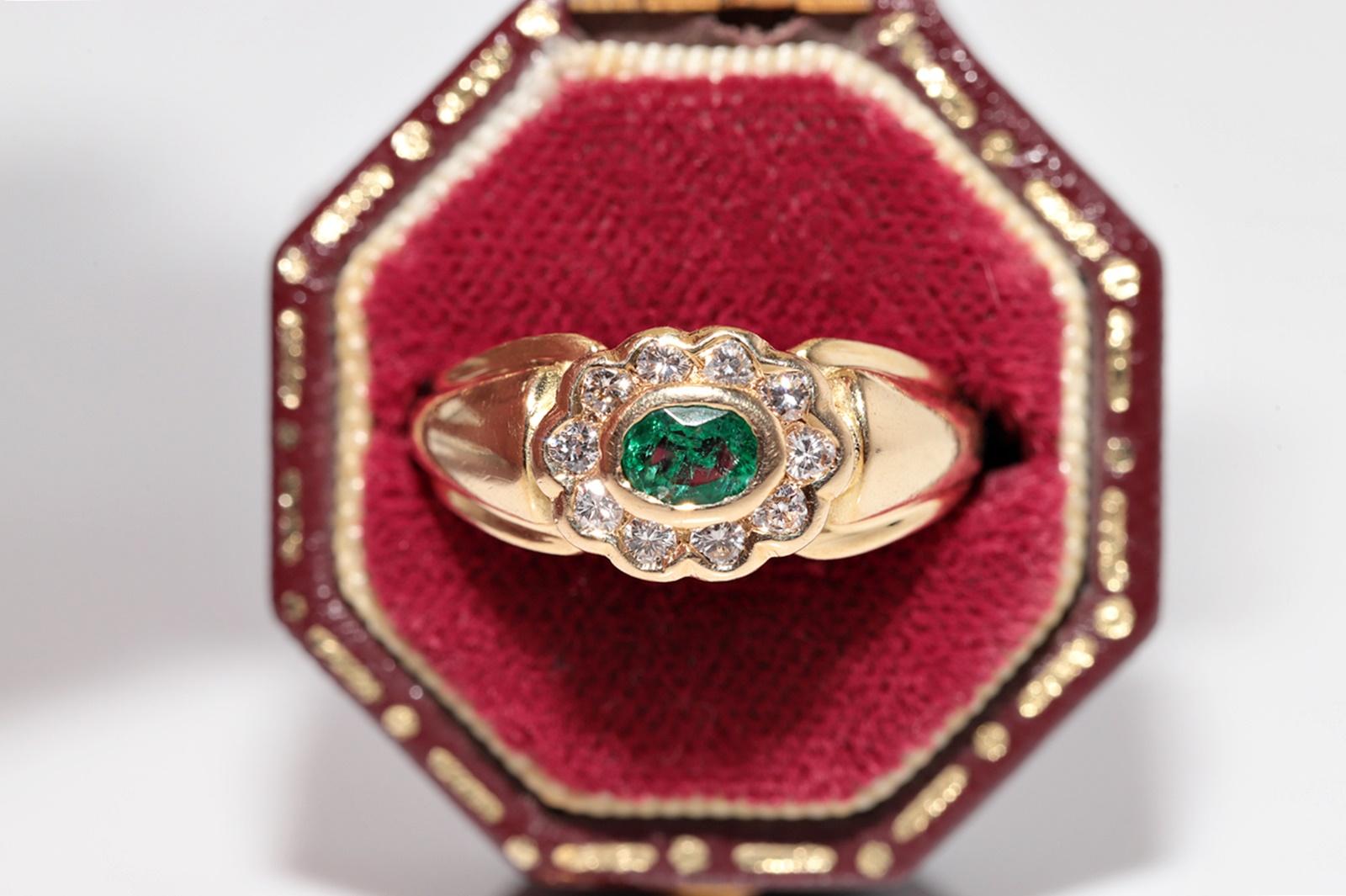 Vintage-Ring aus 18 Karat Gold mit natürlichem Diamanten im Ovalschliff und Smaragd, ca. 1980er Jahre Damen im Angebot