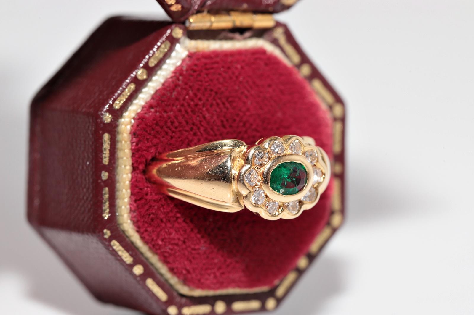 Vintage Circa 1980s 18k Gold Natural Diamond And Oval Cut Emerald Ring For Sale 1
