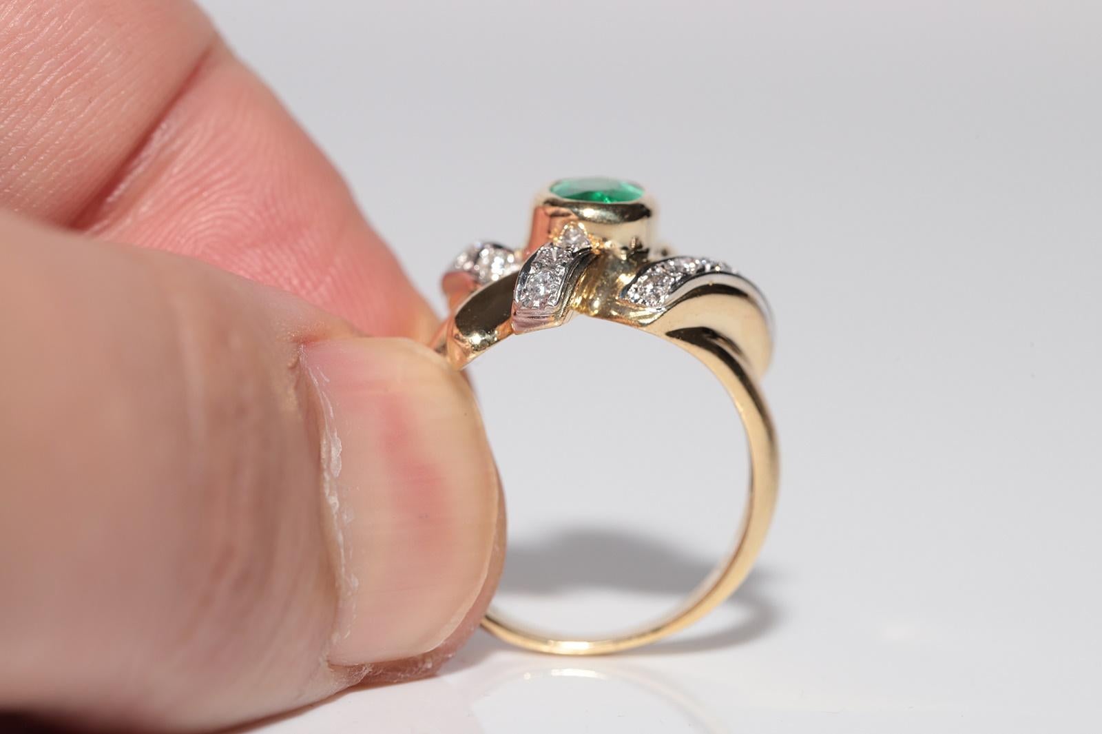 Vintage Circa 1980s 18k Gold Natural Diamond And Oval Cut Emerald Ring For Sale 1