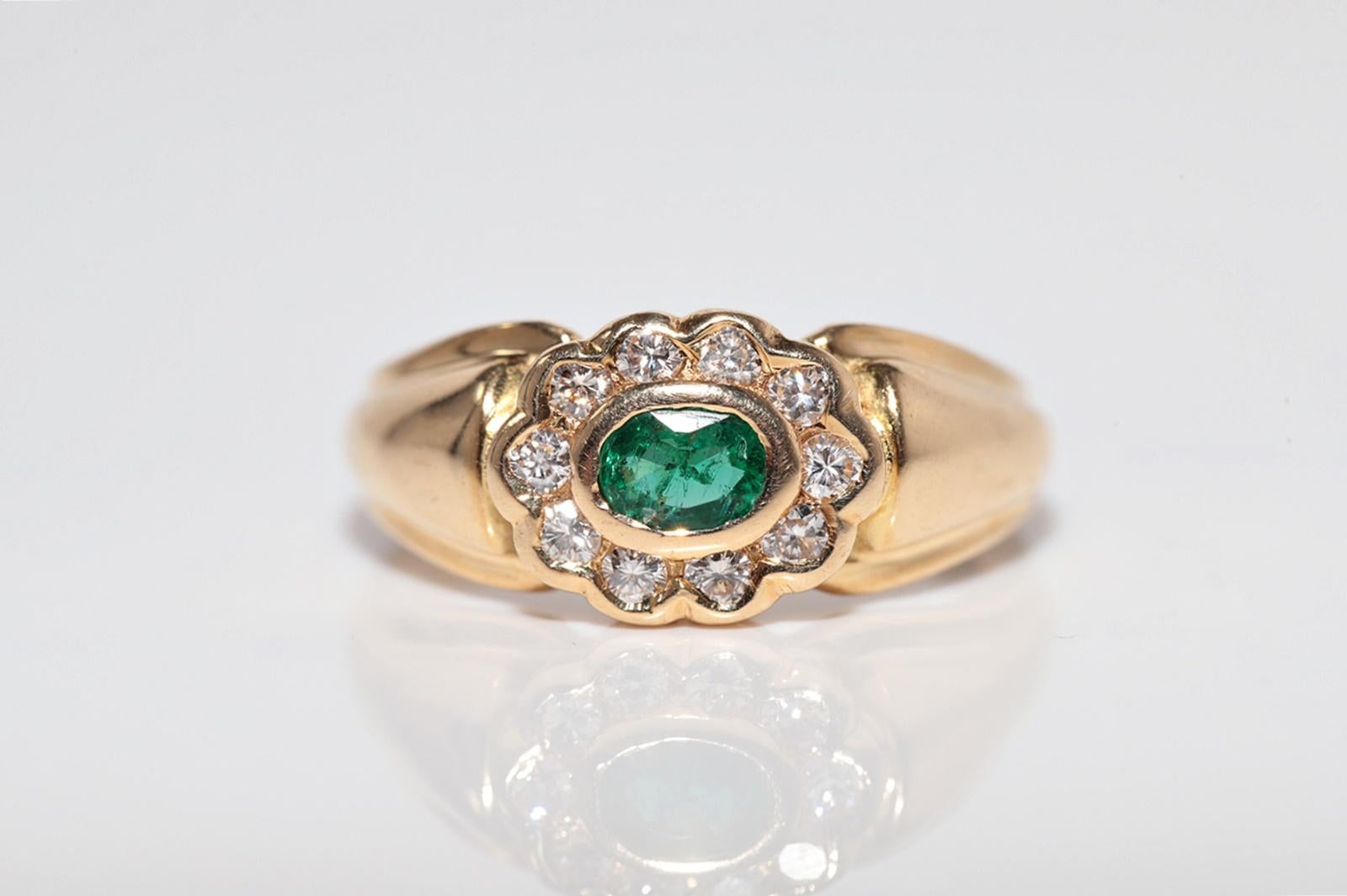 Vintage Circa 1980s 18k Gold Natural Diamond And Oval Cut Emerald Ring For Sale 2