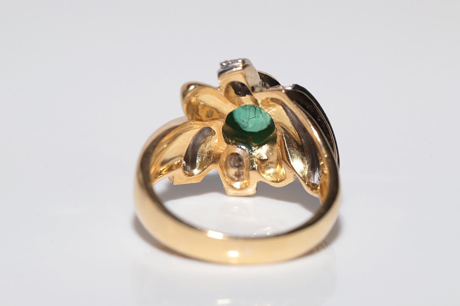 Vintage Circa 1980s 18k Gold Natural Diamond And Oval Cut Emerald Ring For Sale 2