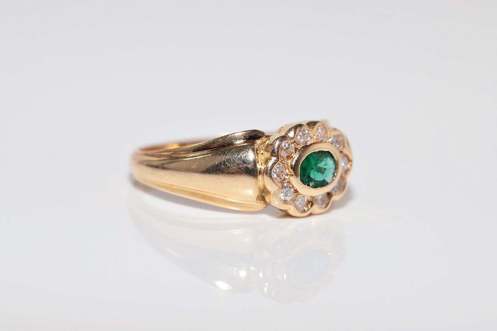 Vintage Circa 1980s 18k Gold Natural Diamond And Oval Cut Emerald Ring For Sale 3