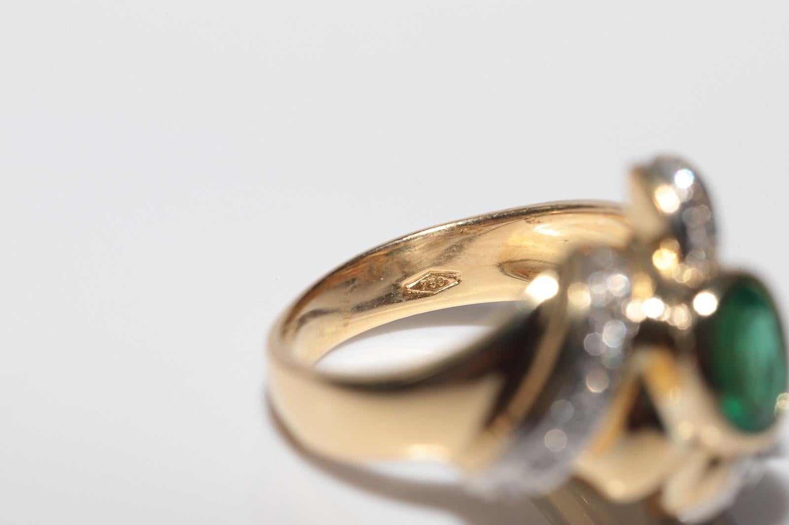 Vintage Circa 1980s 18k Gold Natural Diamond And Oval Cut Emerald Ring For Sale 3