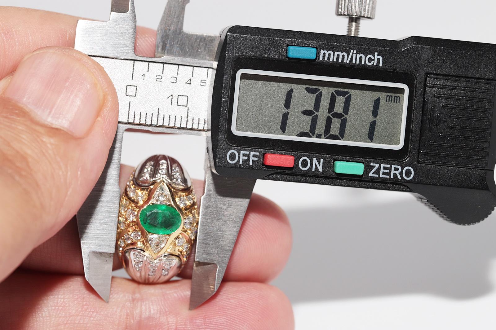 Vintage CIRCA 1980s 18k Gold Natürlicher Diamant und Ovalschliff Smaragd Starker Ring im Angebot 6