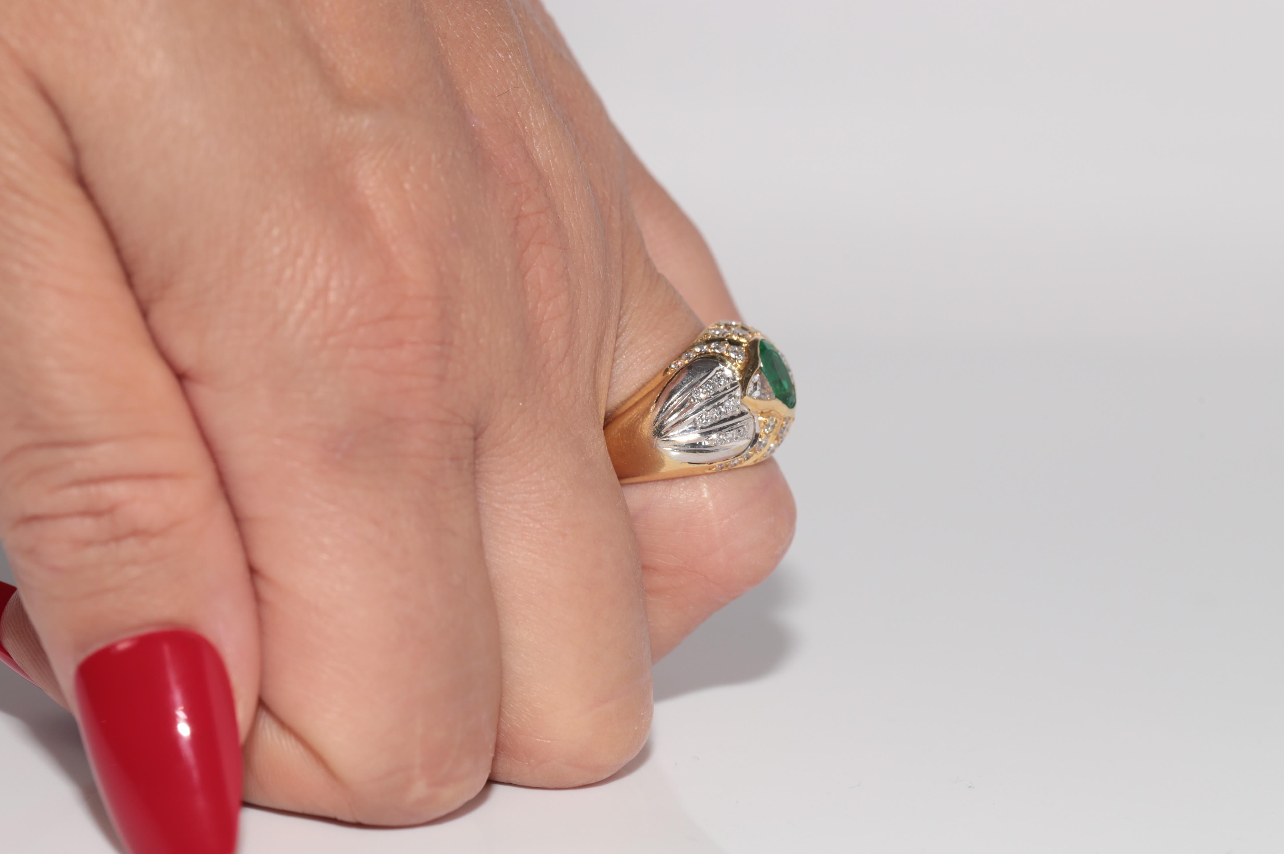 Vintage CIRCA 1980s 18k Gold Natürlicher Diamant und Ovalschliff Smaragd Starker Ring im Angebot 11