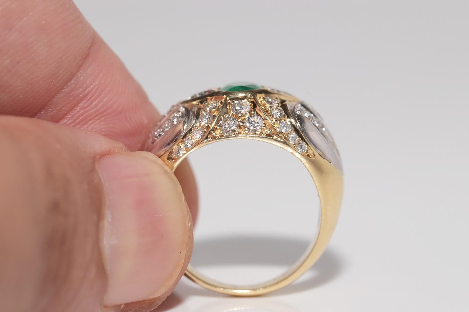 Vintage CIRCA 1980s 18k Gold Natürlicher Diamant und Ovalschliff Smaragd Starker Ring im Angebot 1