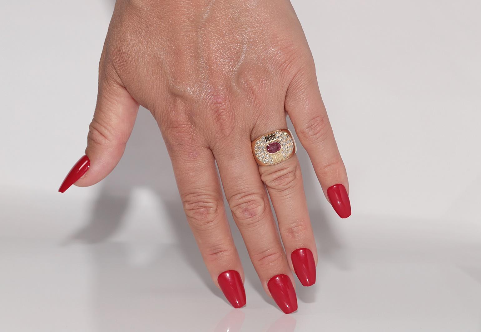 In sehr gutem Zustand.
Das Gesamtgewicht beträgt 9,4 Gramm.
Insgesamt ist der Diamant 1,20 ct.
Der Diamant hat die Farbe G-H und die Reinheit vs-s1.
Insgesamt ist Rubin 0.90 ct.
Ringgröße ist US 7
Wir können jede Größe herstellen.
Bitte kontaktieren
