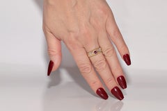 Vintage Circa 1980s Anillo de Oro de 18k Decorado con Diamantes Naturales y Rubíes de Corte Ovalado