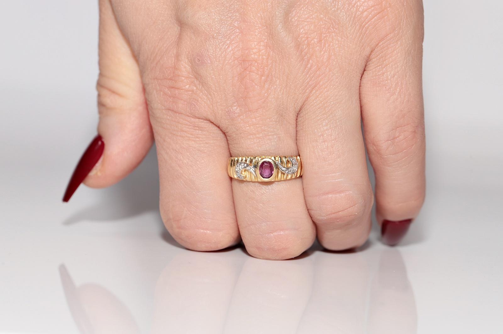 Dekorierter Vintage-Ring aus 18 Karat Gold mit natürlichem Diamanten im Ovalschliff und Rubin, ca. 1980er Jahre (Retro) im Angebot