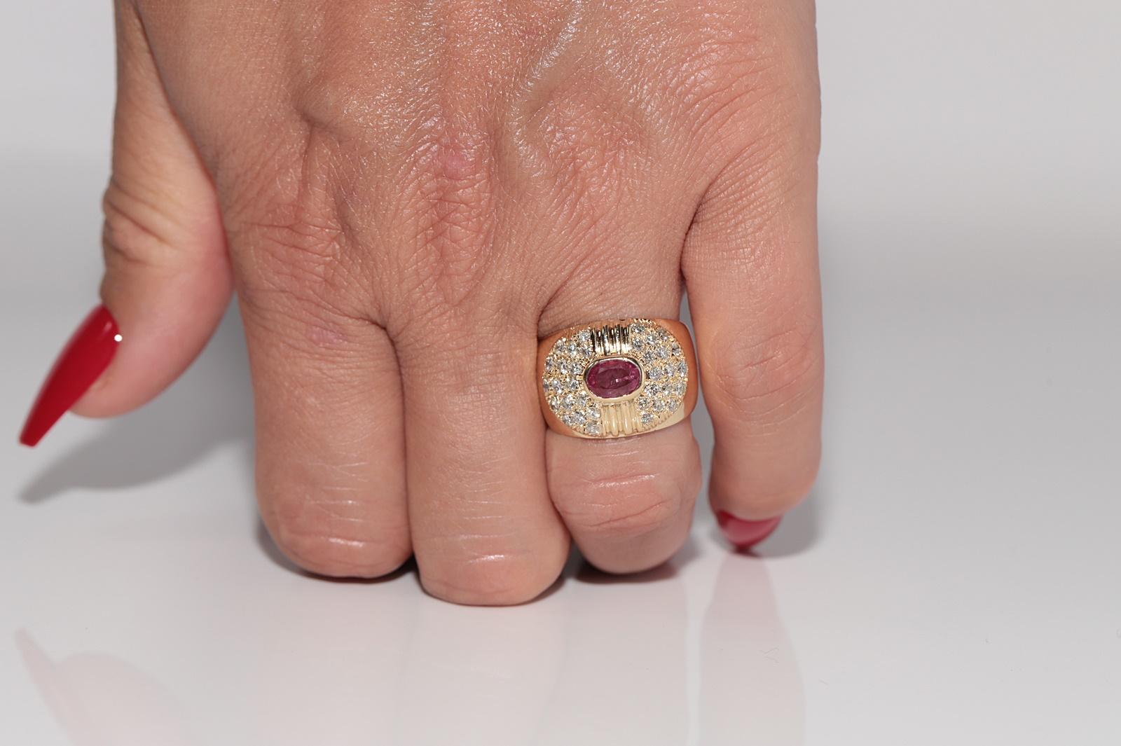 Dekorierter Vintage-Ring aus 18 Karat Gold mit natürlichem Diamanten im Ovalschliff und Rubin, ca. 1980er Jahre (Retro) im Angebot
