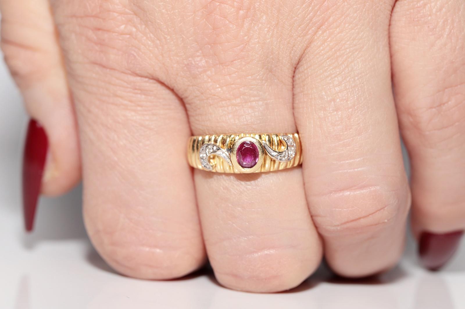Dekorierter Vintage-Ring aus 18 Karat Gold mit natürlichem Diamanten im Ovalschliff und Rubin, ca. 1980er Jahre (Brillantschliff) im Angebot