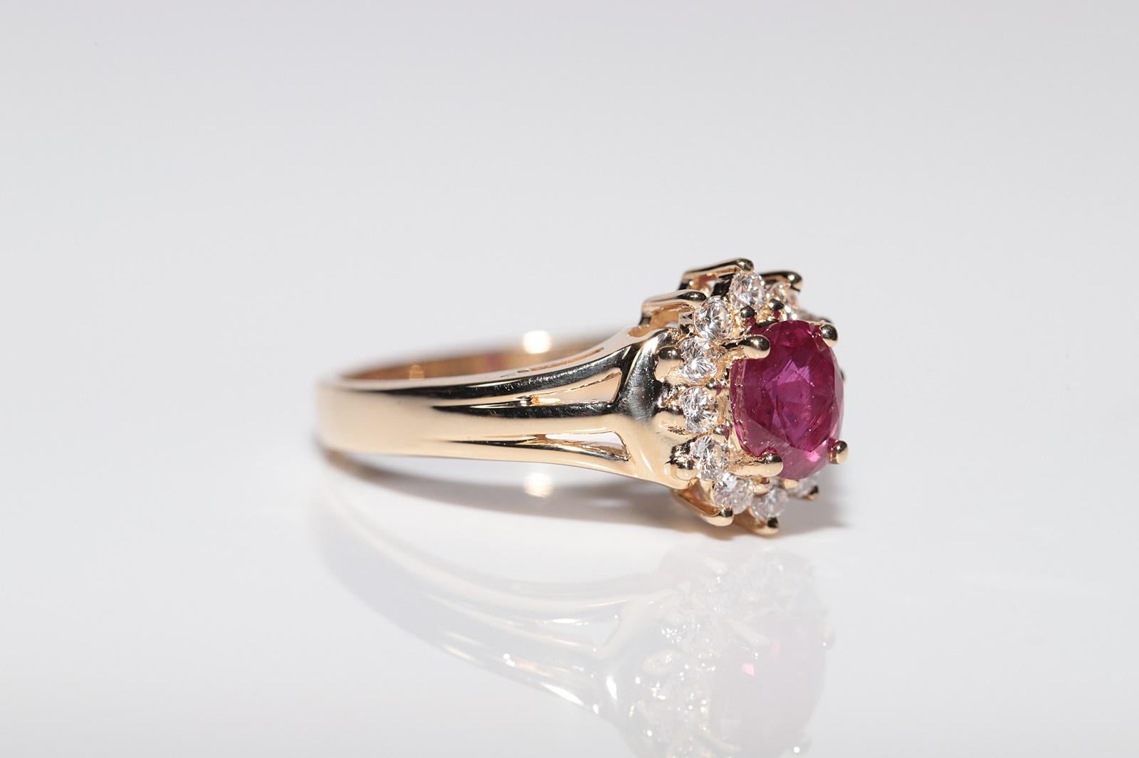 Vintage Circa 1980s 18k Gold Natural Diamond And Oval Cut Ruby Decorated Ring In Good Condition For Sale In Fatih/İstanbul, 34