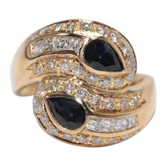 Vintage Circa 1980s 18k Gold Natural Diamond And Pear Cut Saphire Decorated Ring