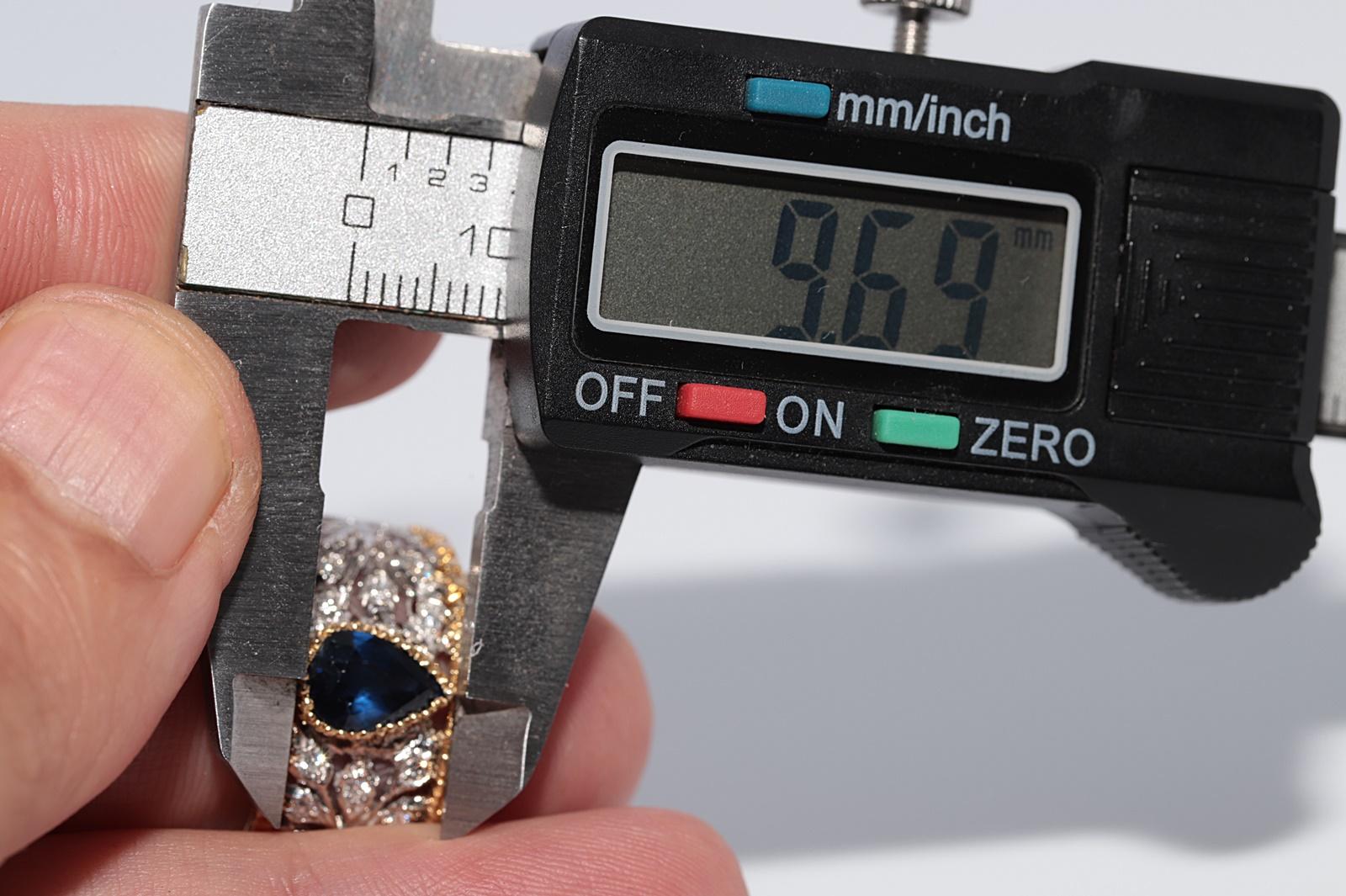 Vintage Circa 1980s 18k Gold Natural Diamond And Pear Cut Sapphire Ring For Sale 7