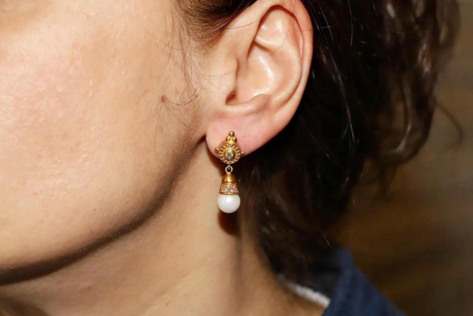 Vintage Circa 1980s 18k Gold Natural Diamond And Pearl Decorated Drop Earring In Good Condition For Sale In Fatih/İstanbul, 34