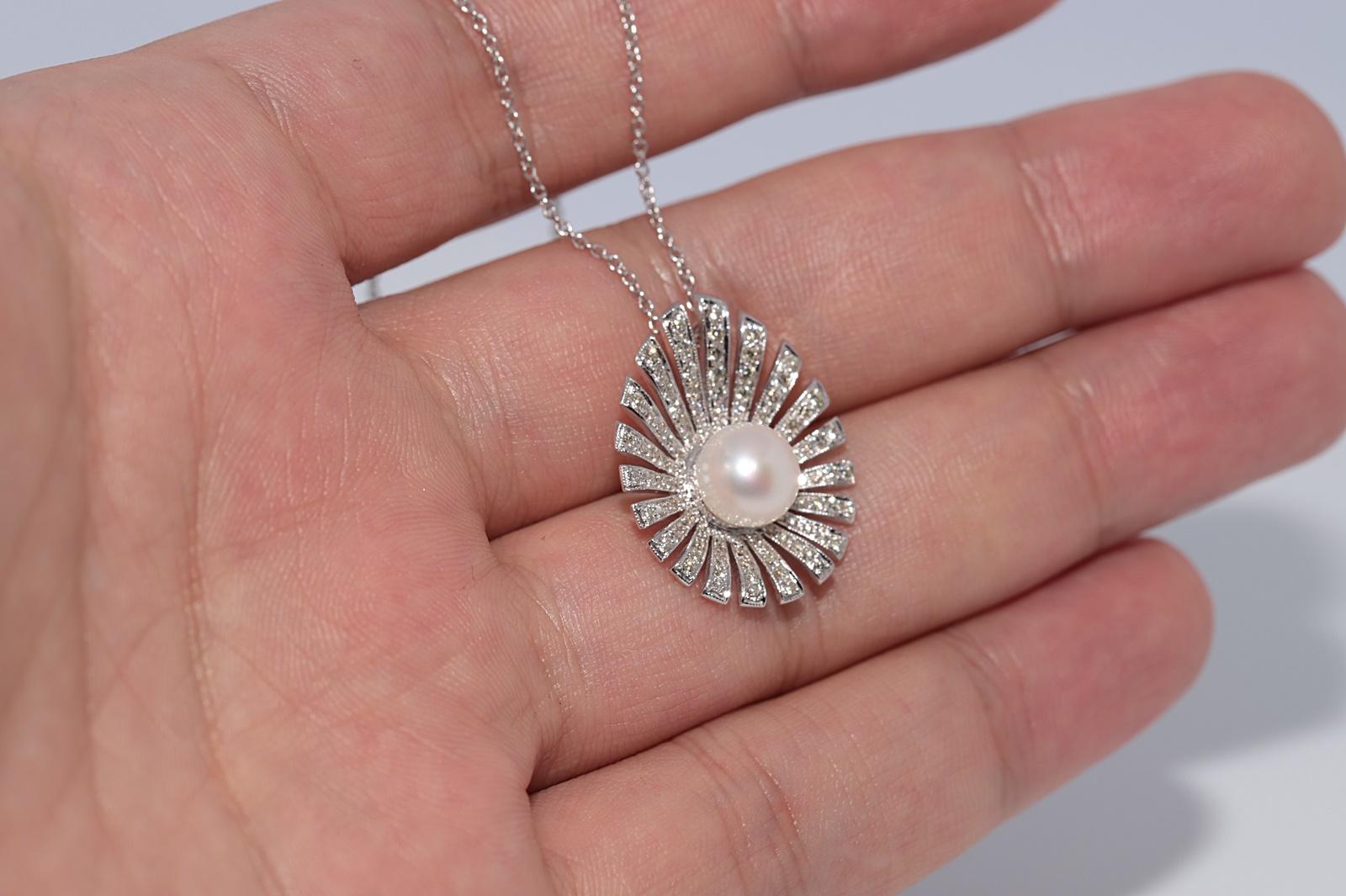 Collana con ciondolo di diamanti naturali e perle in oro 18 carati CIRCA 1980 in vendita 1