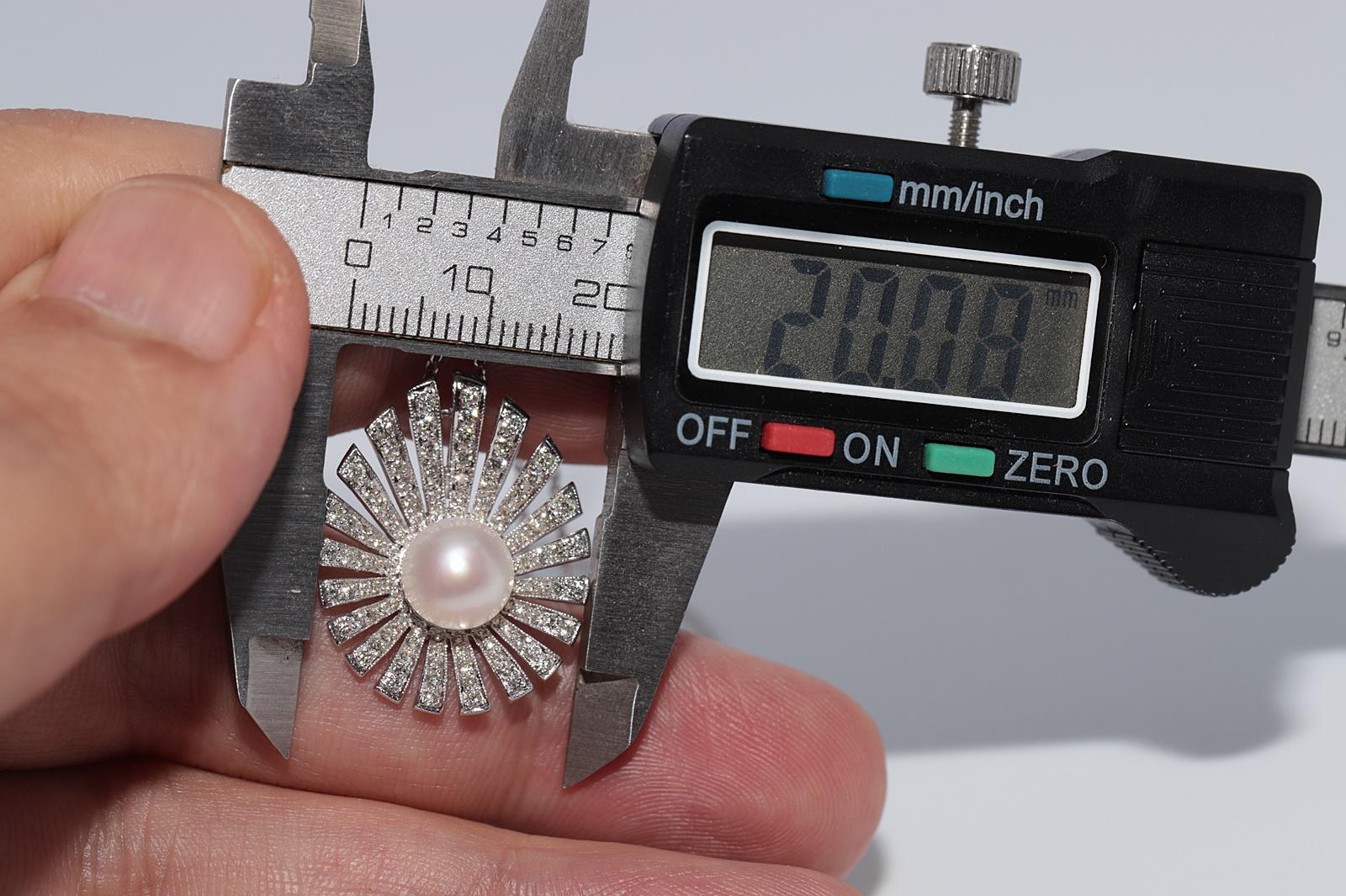 Collana con ciondolo di diamanti naturali e perle in oro 18 carati CIRCA 1980 in vendita 3