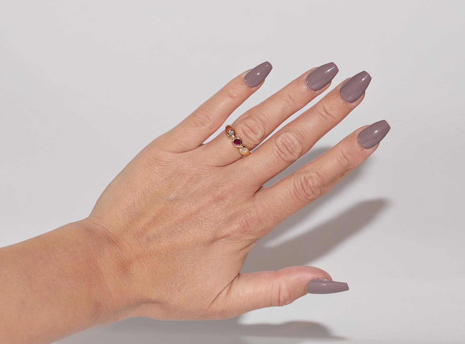 Anello a fascia decorato con diamanti naturali e rubini in oro 18 ct. d'epoca CIRCA 1980 in vendita 5