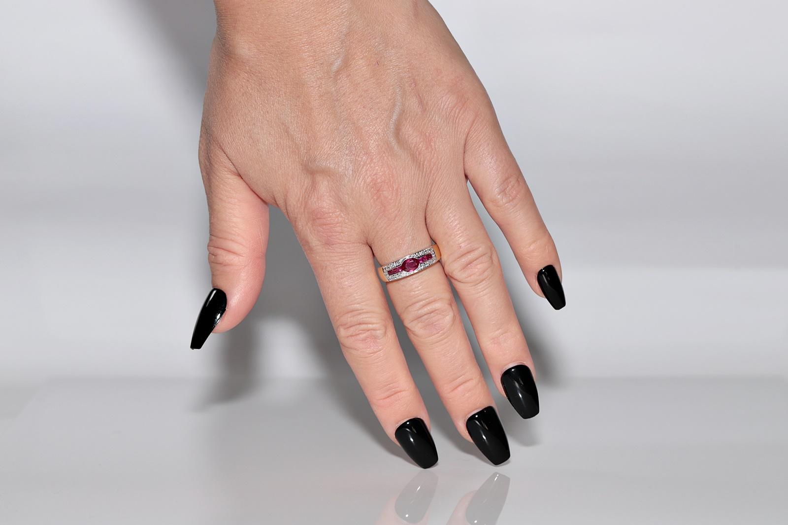 Anello a fascia decorato con diamanti naturali e rubini in oro 18 ct. d'epoca CIRCA 1980 in vendita 10