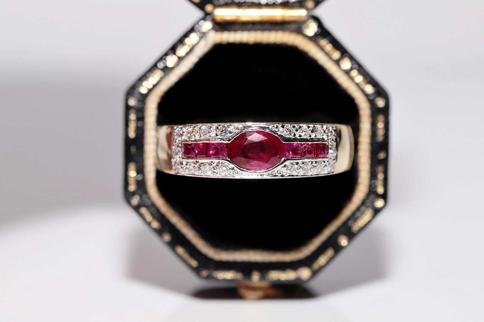 In ottime condizioni.
Il peso totale è di 8 grammi.
Totalmente è un diamante da 0,25 carati.
Il diamante ha colore G-H e purezza vvs-vs-s1.
Totalmente è un rubino di circa 0,90 ct.
La misura dell'anello è US 7.5
Possiamo realizzare qualsiasi