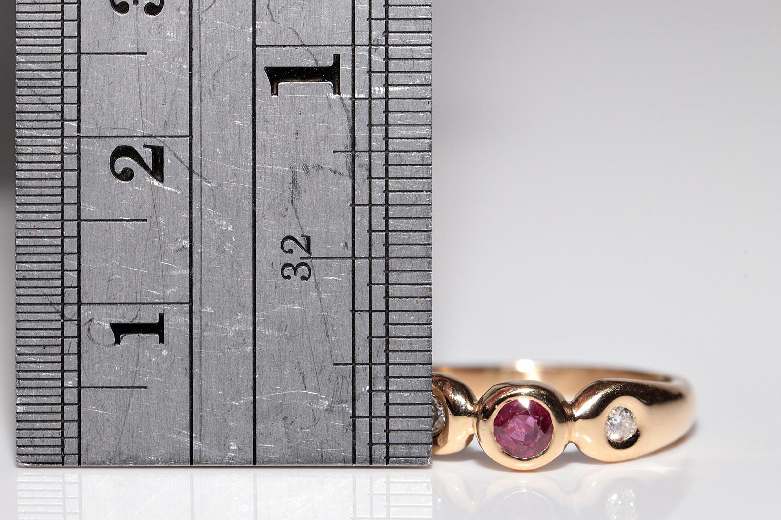 Vintage Circa 1980s 18k Gold Natural Diamond And Ruby Decorated Band Ring In Good Condition For Sale In Fatih/İstanbul, 34