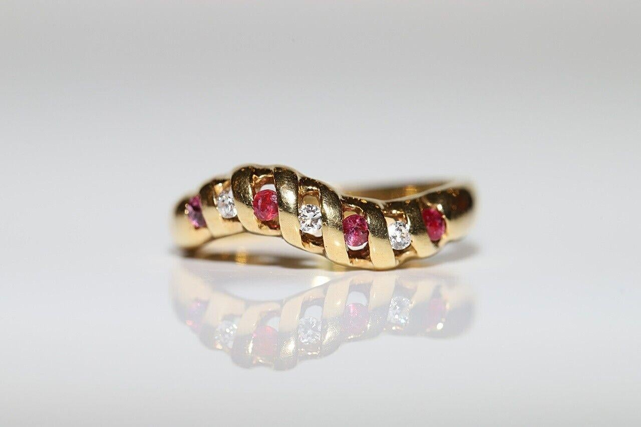 Anello a fascia decorato con diamanti naturali e rubini in oro 18 ct. d'epoca CIRCA 1980 In condizioni buone in vendita a Fatih/İstanbul, 34