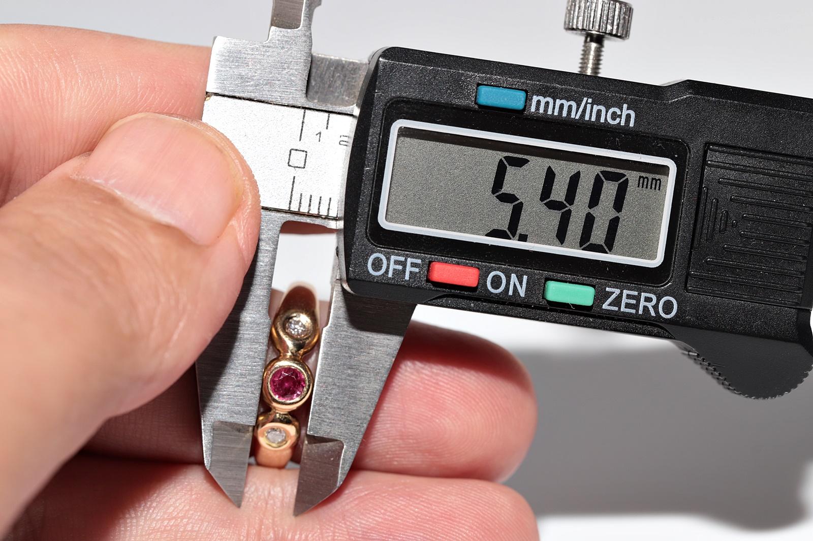 Anello a fascia decorato con diamanti naturali e rubini in oro 18 ct. d'epoca CIRCA 1980 in vendita 3