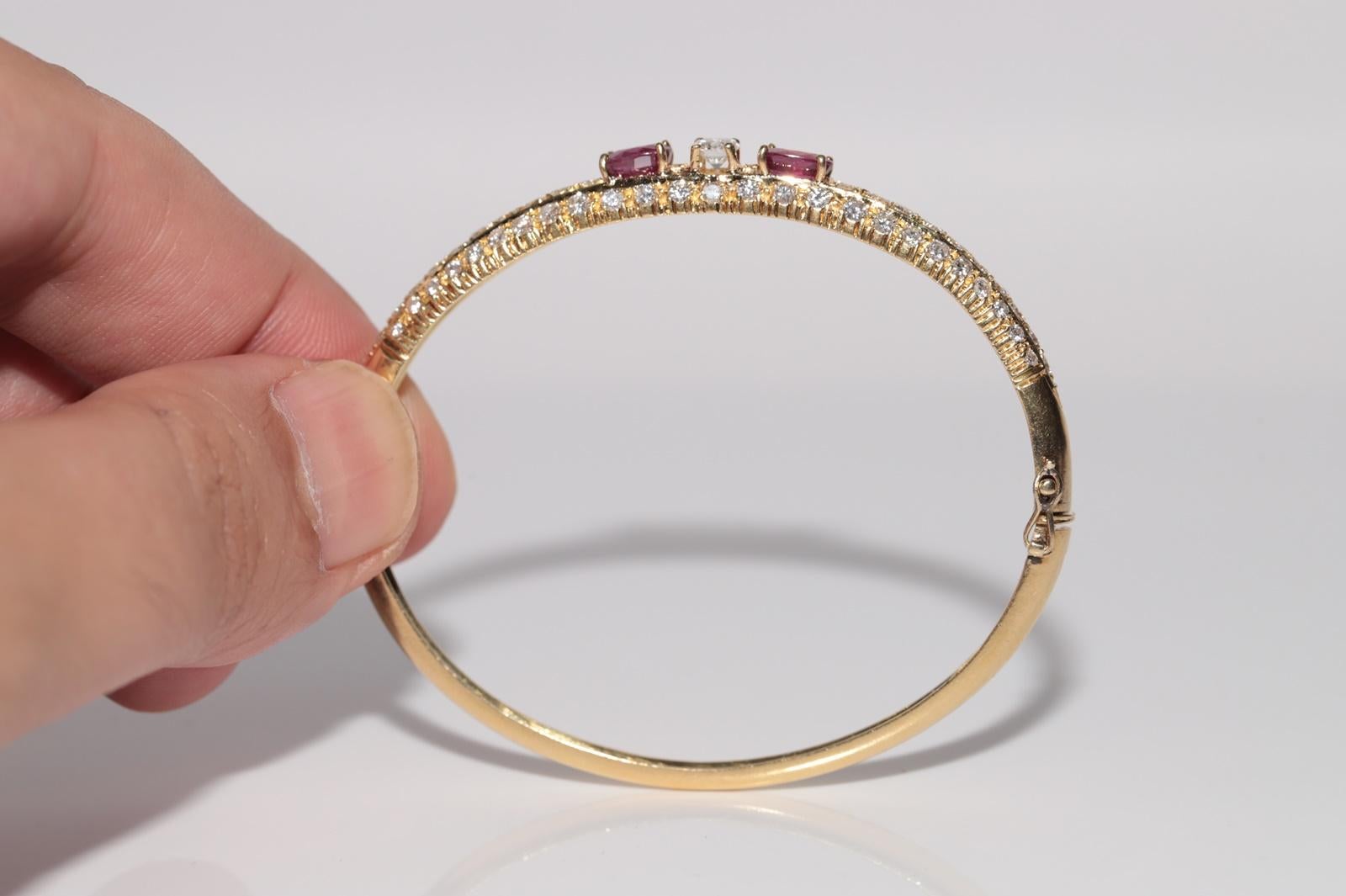 Vintage Circa 1980er Jahre 18k Gold Natürlicher Diamant und Rubin Dekorierter Armreif Armband im Angebot 6