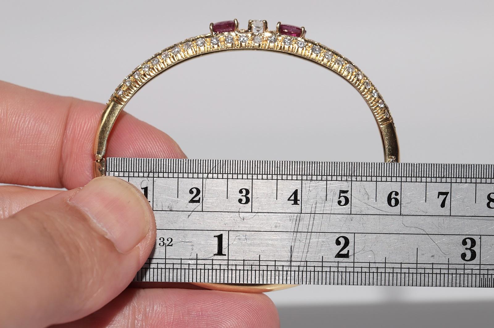 Vintage Circa 1980er Jahre 18k Gold Natürlicher Diamant und Rubin Dekorierter Armreif Armband im Angebot 7