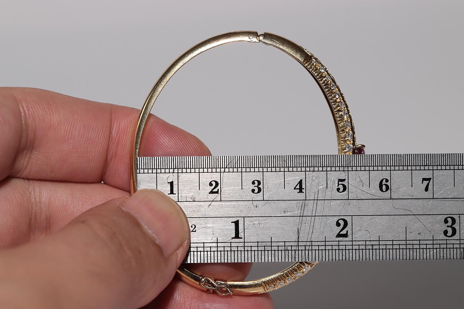 Vintage Circa 1980er Jahre 18k Gold Natürlicher Diamant und Rubin Dekorierter Armreif Armband im Angebot 8