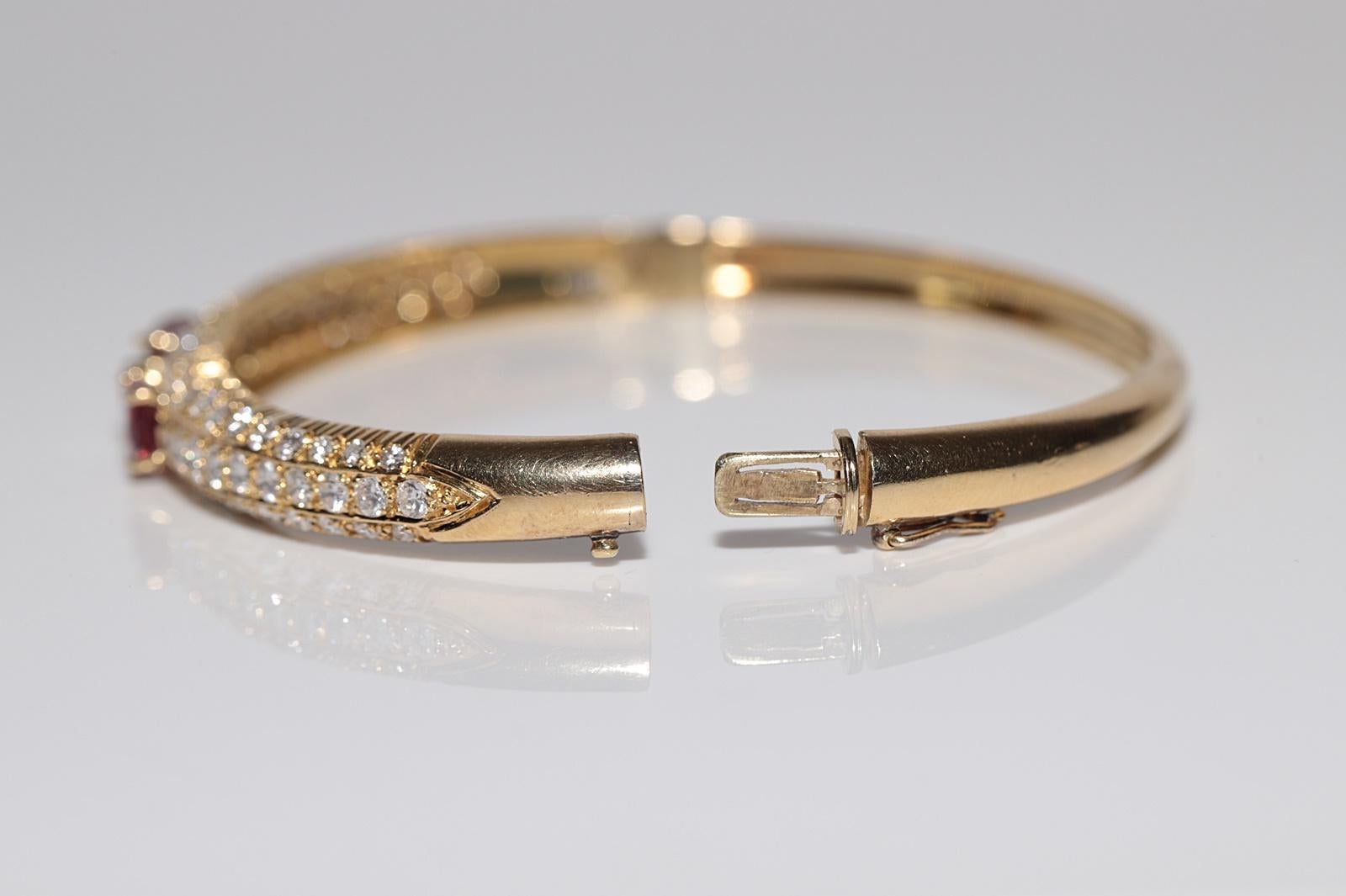 Vintage Circa 1980er Jahre 18k Gold Natürlicher Diamant und Rubin Dekorierter Armreif Armband im Angebot 10
