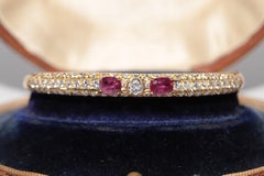 Vintage Circa 1980er Jahre 18k Gold Natürlicher Diamant und Rubin Dekorierter Armreif Armband