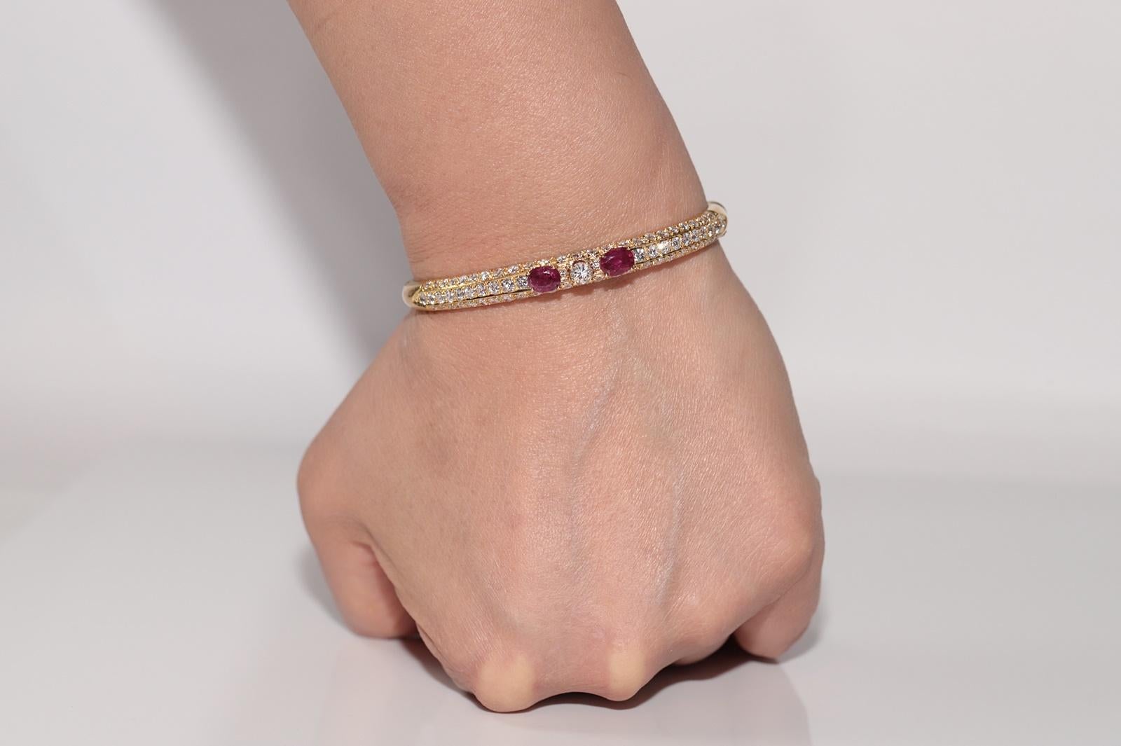 Vintage Circa 1980er Jahre 18k Gold Natürlicher Diamant und Rubin Dekorierter Armreif Armband im Angebot 14