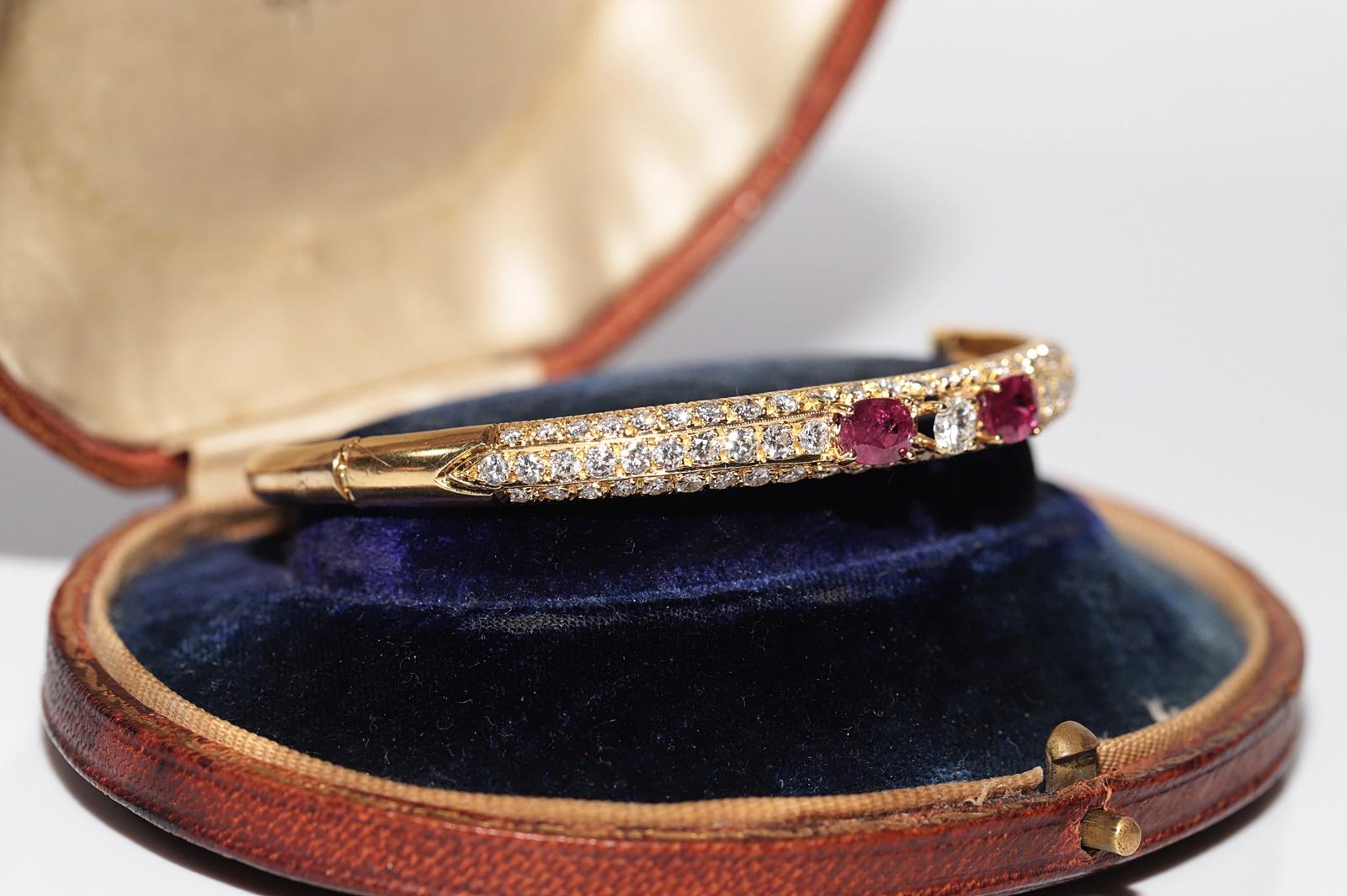 Vintage Circa 1980er Jahre 18k Gold Natürlicher Diamant und Rubin Dekorierter Armreif Armband (Retro) im Angebot