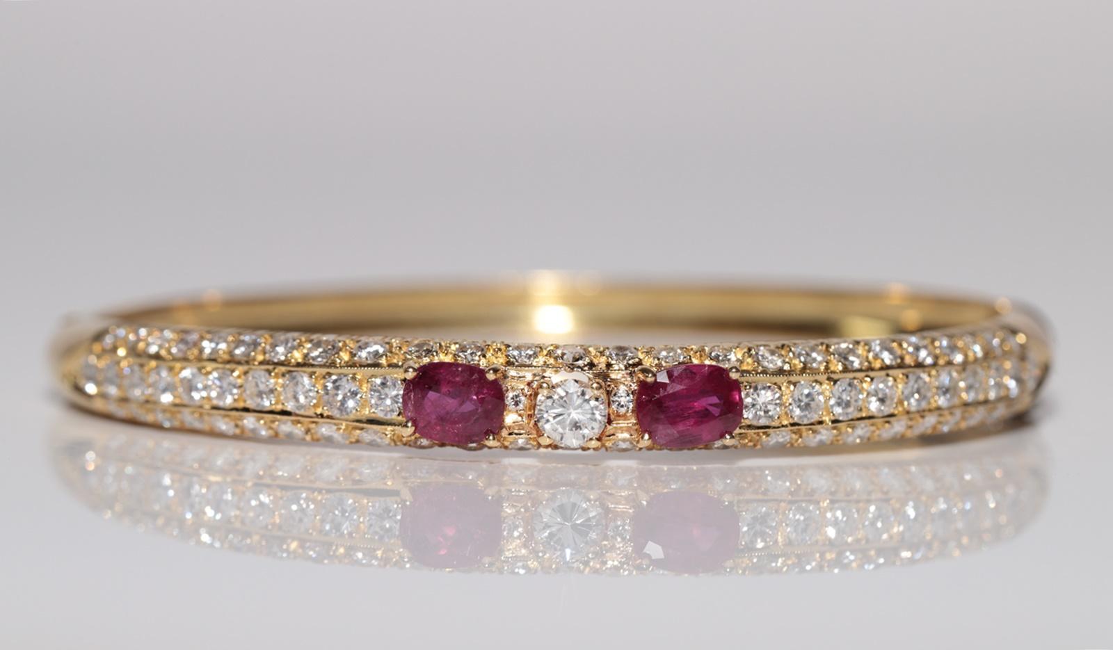 Vintage Circa 1980er Jahre 18k Gold Natürlicher Diamant und Rubin Dekorierter Armreif Armband (Brillantschliff) im Angebot