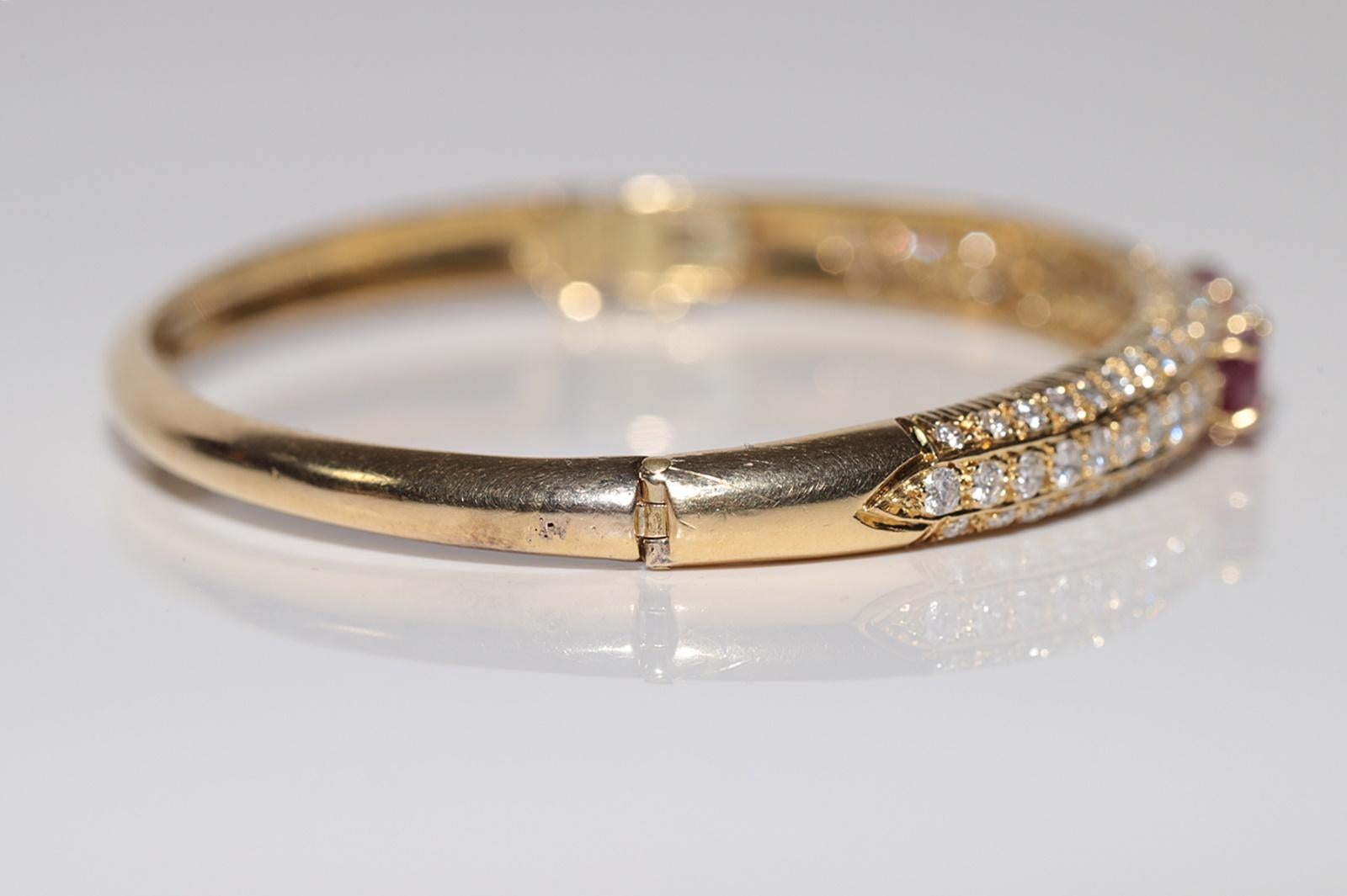 Vintage Circa 1980er Jahre 18k Gold Natürlicher Diamant und Rubin Dekorierter Armreif Armband Damen im Angebot