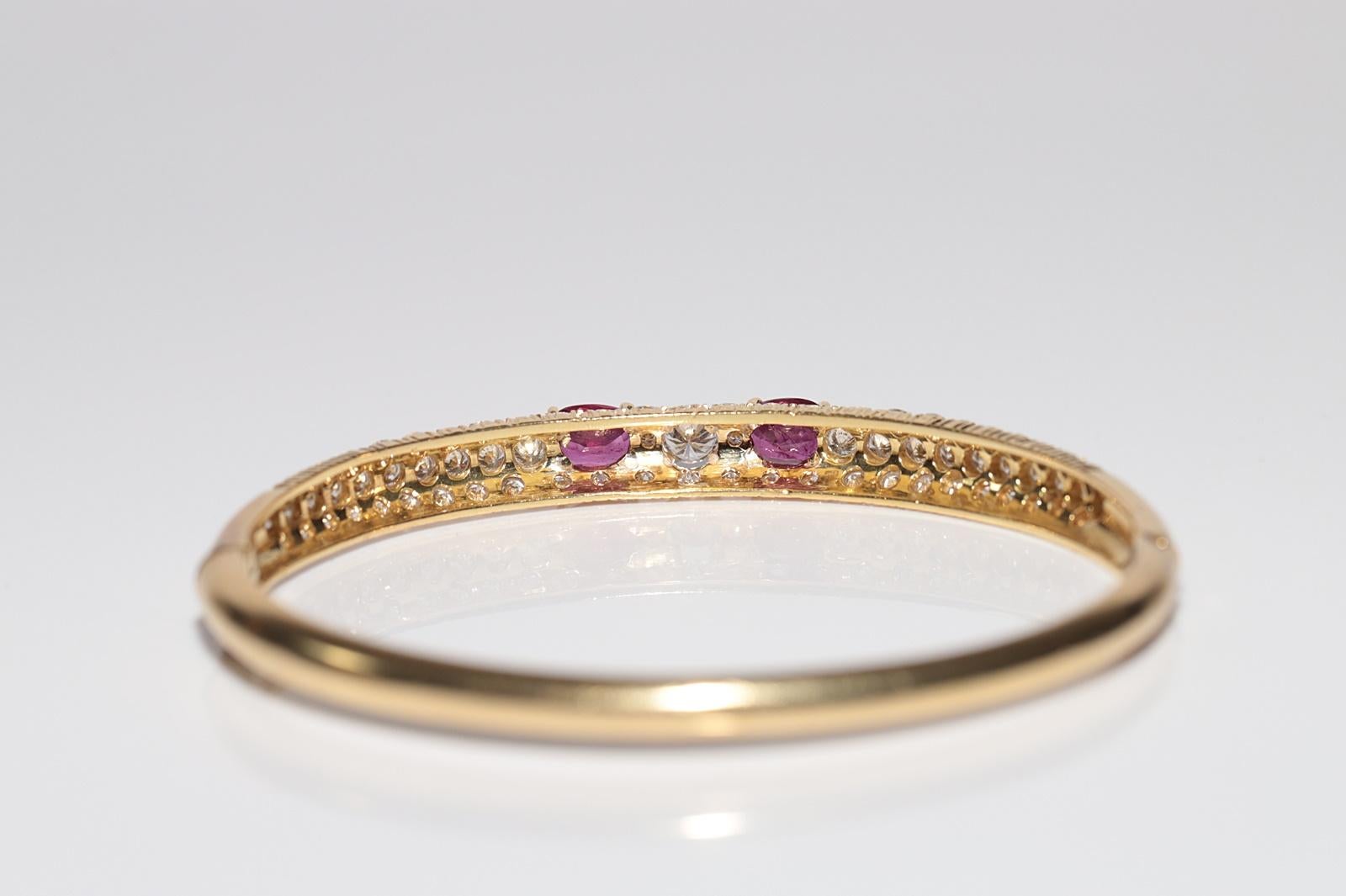 Vintage Circa 1980er Jahre 18k Gold Natürlicher Diamant und Rubin Dekorierter Armreif Armband im Angebot 2