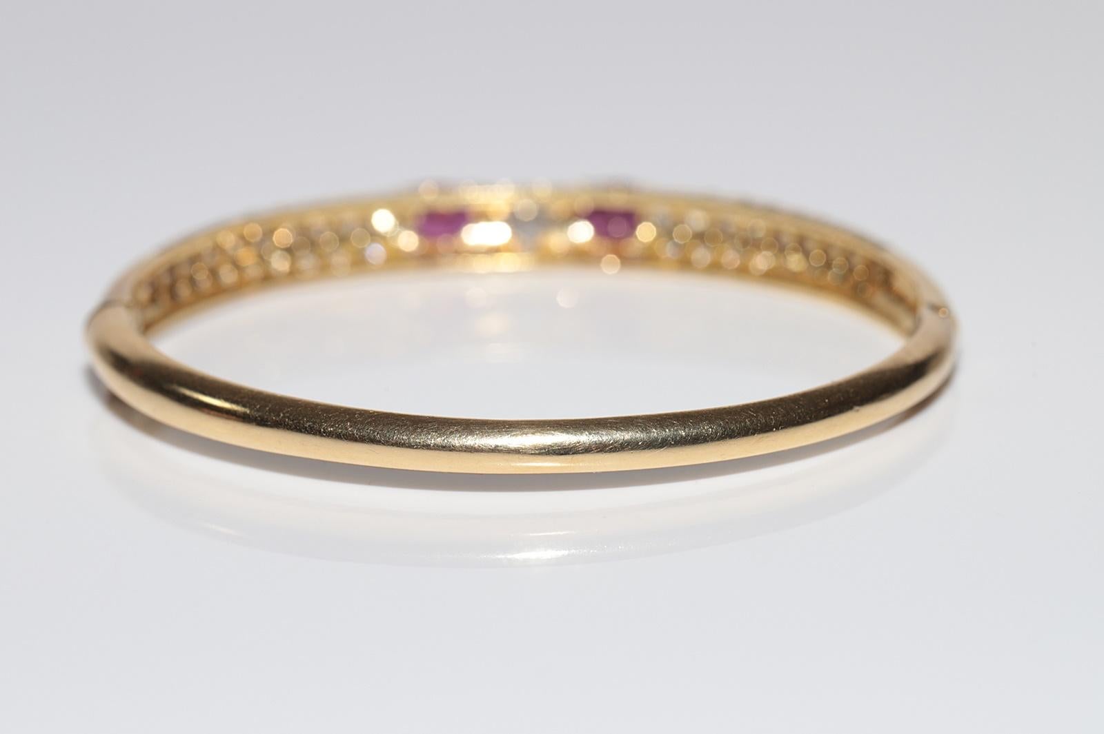 Vintage Circa 1980er Jahre 18k Gold Natürlicher Diamant und Rubin Dekorierter Armreif Armband im Angebot 3