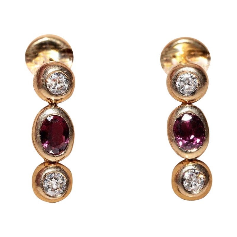 Vintage Circa 1980 Boucle d
oreille en or 18k ornée de diamants naturels et de rubis