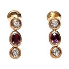 Vintage Circa 1980 Boucle d
oreille en or 18k ornée de diamants naturels et de rubis