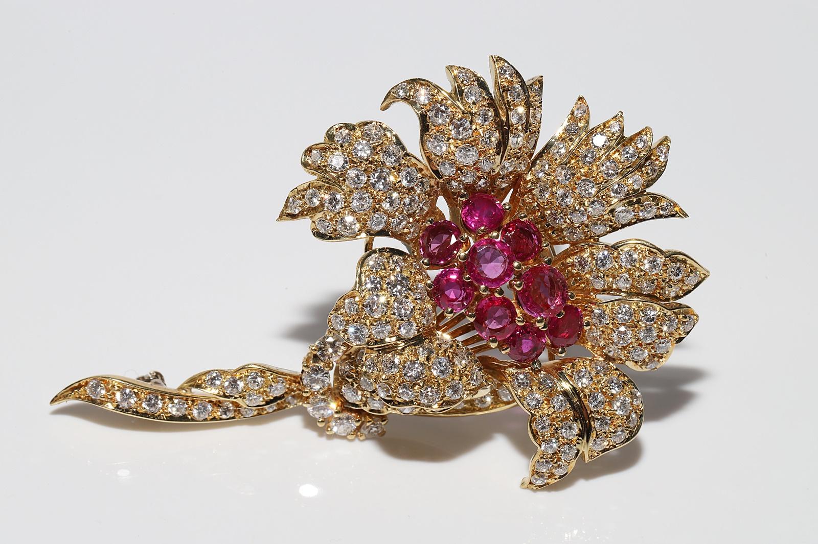 Brilliant Cut Vintage Circa 1980s 18k Gold Natural Diamond And Ruby Decorated Flowers Brooch For Sale