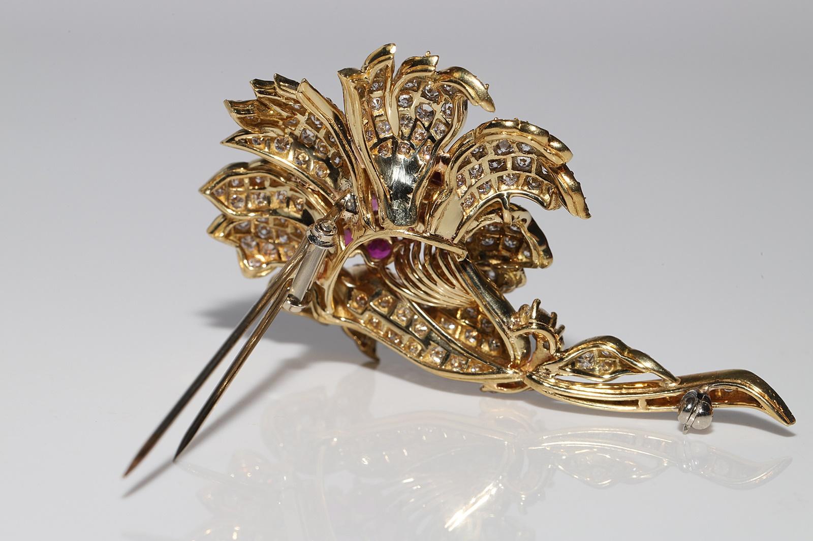 Vintage Circa 1980s 18k Gold Natural Diamond And Ruby Decorated Flowers Brooch For Sale 1