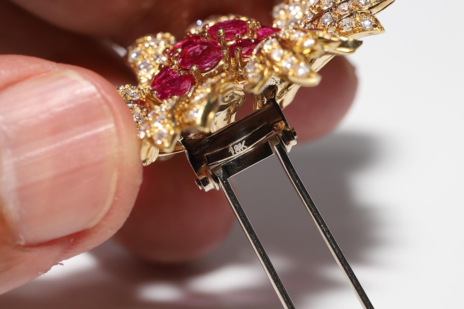 Vintage Circa 1980s 18k Gold Natural Diamond And Ruby Decorated Flowers Brooch For Sale 2