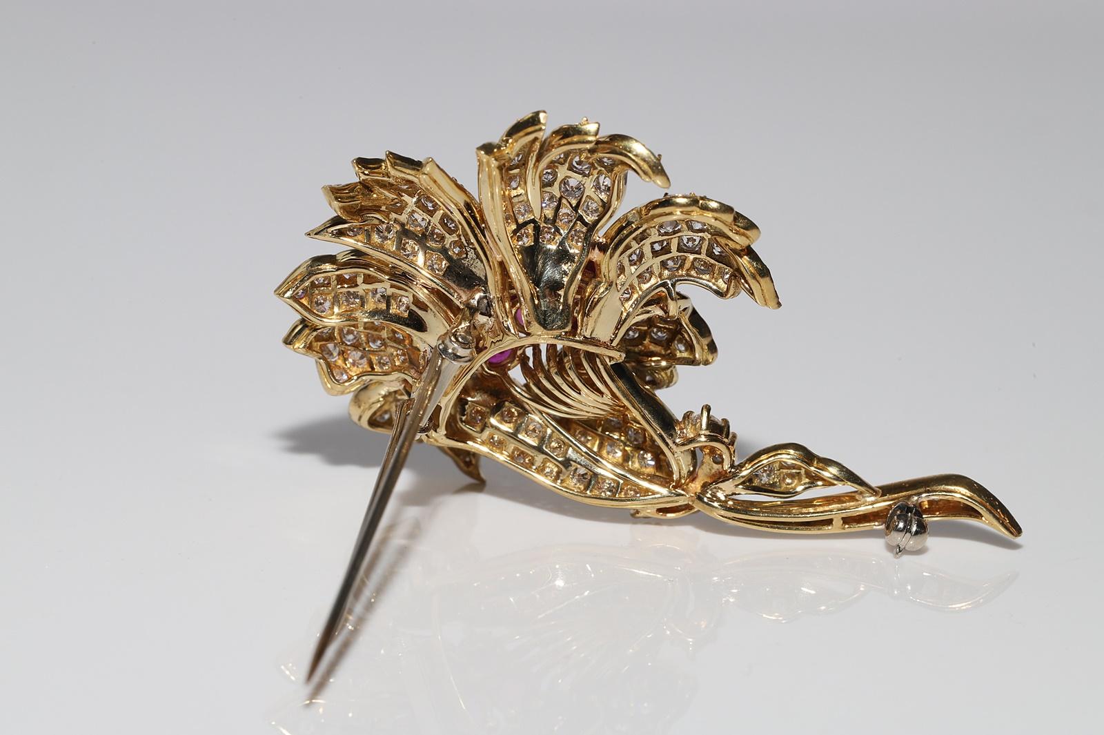 Vintage Circa 1980s 18k Gold Natural Diamond And Ruby Decorated Flowers Brooch For Sale 3