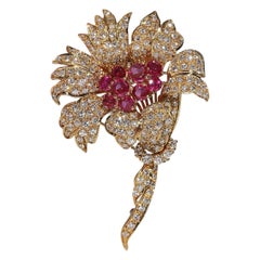 Spilla con fiori decorati in oro naturale, diamanti e rubini, vintage, anni '80 circa. Spilla con fiori decorati in oro naturale, diamanti e rubini, vintage, anni '80 circa.